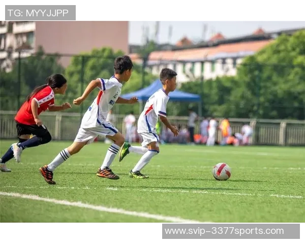 掌握足球长传技巧提升比赛表现与团队配合的关键要素